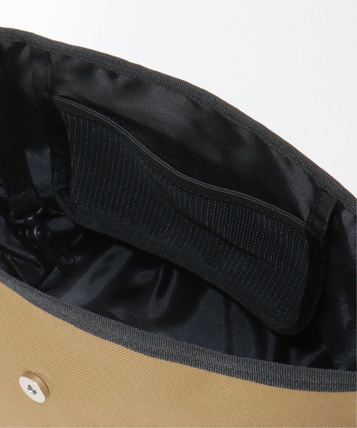 UNIVERSAL OVERALL（ユニバーサルオーバーオール）の「UNIVERSAL OVERALL ユニバーサルオーバーオール 撥水フラップミニショルダー（ショルダーバッグ・メンズ・ブラック/ベージュ/オリーブ・FREE）」の4枚目の写真