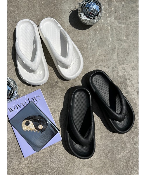 WC(ダブル シー)の「ボリュームトングサンダル(サンダル・レディース・ブラック/ホワイト・SMALL/MEDIUM)」の3枚目の写真