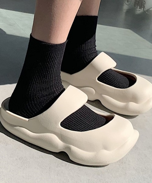 Vipoa（ヴィポア）の「チャンキーソールサンダル（サンダル・レディース・ホワイト/ピンク/ブラック・SMALL/MEDIUM/LARGE）」の2枚目の写真