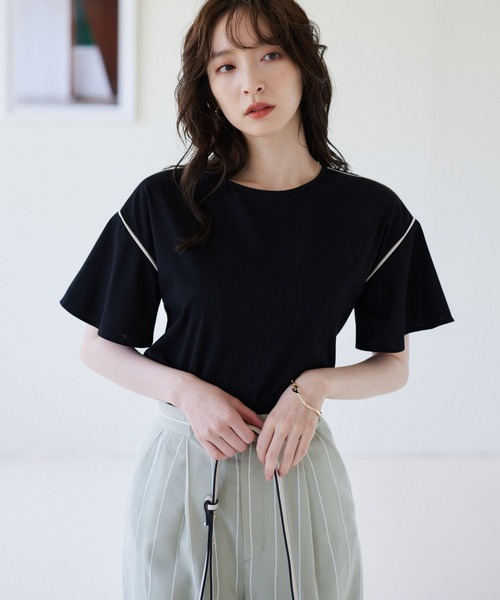 Andemiu（アンデミュウ）の「パイピングフレアカット 963865（Tシャツ/カットソー・レディース・ブラック/ライトベージュ/ブルー/オフホワイト・FREE）」の2枚目の写真