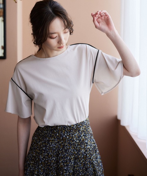 Andemiu（アンデミュウ）の「パイピングフレアカット 963865（Tシャツ/カットソー・レディース・ブラック/ライトベージュ/ブルー/オフホワイト・FREE）」の16枚目の写真
