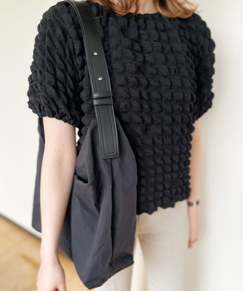 Reurie'(レウリィ)の「【ZOZO限定】ナイロンショルダーバッグ / トライアングル アイボリー ブラック 大容量(ショルダーバッグ・レディース・ブラック/アイボリー・FREE)」の7枚目の写真