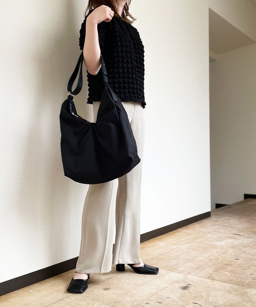 Reurie'(レウリィ)の「【ZOZO限定】ナイロンショルダーバッグ / トライアングル アイボリー ブラック 大容量(ショルダーバッグ・レディース・ブラック/アイボリー・FREE)」の11枚目の写真