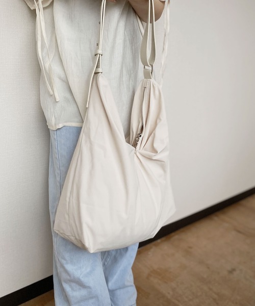 Reurie'(レウリィ)の「【ZOZO限定】ナイロンショルダーバッグ / トライアングル アイボリー ブラック 大容量(ショルダーバッグ・レディース・ブラック/アイボリー・FREE)」の16枚目の写真