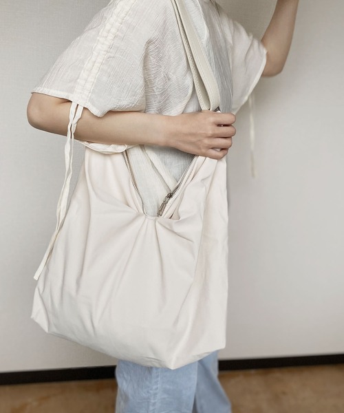 Reurie'(レウリィ)の「【ZOZO限定】ナイロンショルダーバッグ / トライアングル アイボリー ブラック 大容量(ショルダーバッグ・レディース・ブラック/アイボリー・FREE)」の14枚目の写真