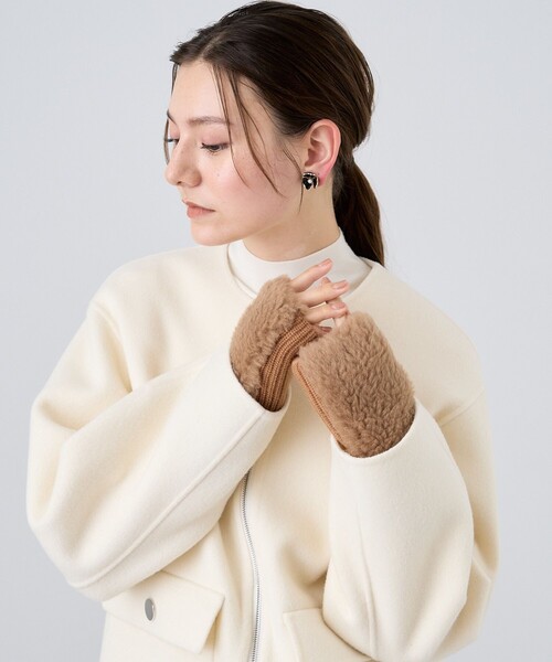 ANAYI(アナイ)の「ボアコンビニットグローブ(手袋・レディース・チャコールグレー/キャメル・FREE)」の11枚目の写真