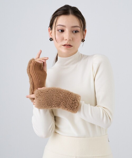 ANAYI(アナイ)の「ボアコンビニットグローブ(手袋・レディース・チャコールグレー/キャメル・FREE)」の12枚目の写真