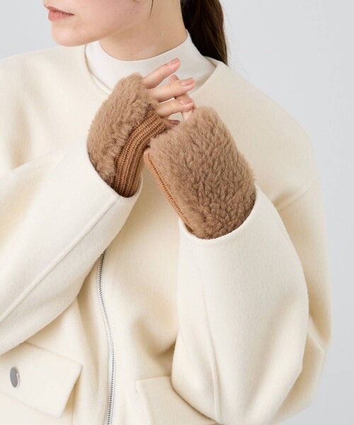 ANAYI(アナイ)の「ボアコンビニットグローブ(手袋・レディース・チャコールグレー/キャメル・FREE)」の4枚目の写真