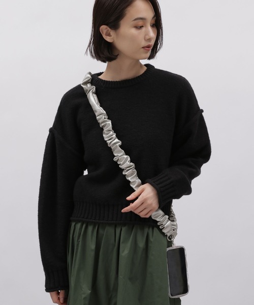 LAKOLE(ラコレ)の「フェイクレザーギャザースマホショルダー / 971011(スマホグッズ・レディース・その他1/オフホワイト/ブラック/サンドグレー・FREE)」の4枚目の写真