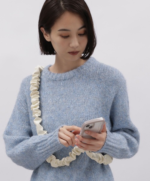 LAKOLE(ラコレ)の「フェイクレザーギャザースマホショルダー / 971011(スマホグッズ・レディース・その他1/オフホワイト/ブラック/サンドグレー・FREE)」の2枚目の写真