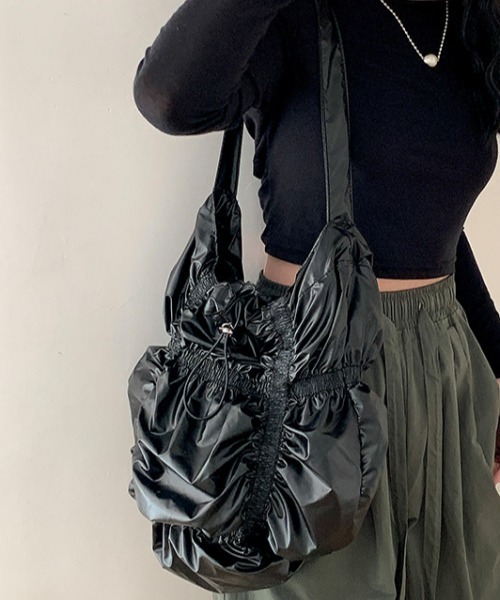 Vipoa(ヴィポア)の「Metallic gathers shirring shoulder bag(ショルダーバッグ・レディース・シルバー/アイボリー/ブラック・FREE)」の20枚目の写真