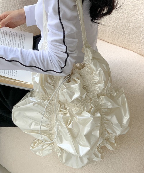 Vipoa(ヴィポア)の「Metallic gathers shirring shoulder bag(ショルダーバッグ・レディース・シルバー/アイボリー/ブラック・FREE)」の14枚目の写真