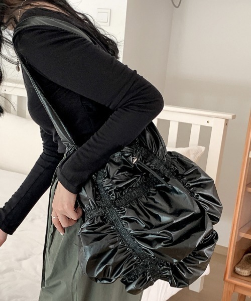 Vipoa(ヴィポア)の「Metallic gathers shirring shoulder bag(ショルダーバッグ・レディース・シルバー/アイボリー/ブラック・FREE)」の19枚目の写真