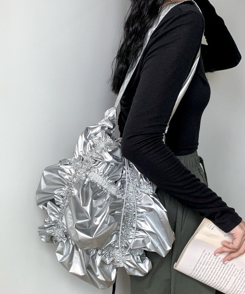 Vipoa(ヴィポア)の「Metallic gathers shirring shoulder bag(ショルダーバッグ・レディース・シルバー/アイボリー/ブラック・FREE)」の7枚目の写真