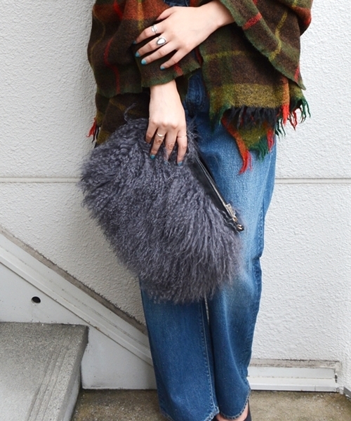 SHIPS for women（シップスフォーウィメン）の「ファー2WAYクラッチ◇（クラッチバッグ・レディース・チャコールグレー/ベージュ・ONE SIZE）」の2枚目の写真