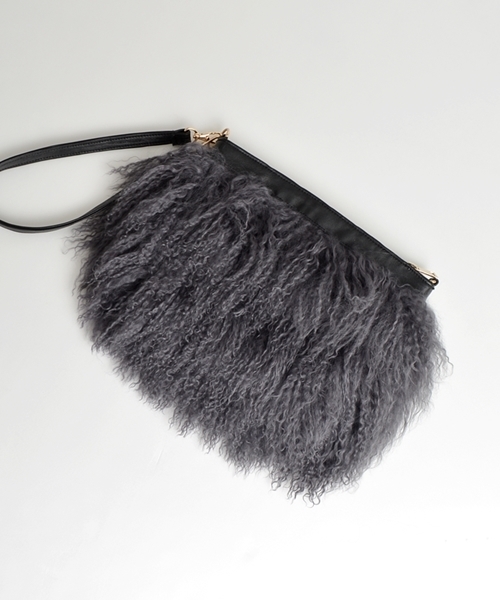 SHIPS for women（シップスフォーウィメン）の「ファー2WAYクラッチ◇（クラッチバッグ・レディース・チャコールグレー/ベージュ・ONE SIZE）」の3枚目の写真