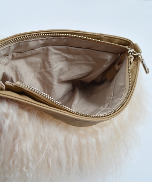 SHIPS for women（シップスフォーウィメン）の「ファー2WAYクラッチ◇（クラッチバッグ・レディース・チャコールグレー/ベージュ・ONE SIZE）」の4枚目の写真