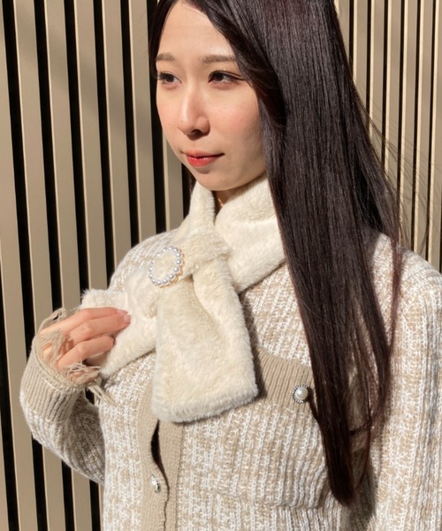 ｔｏｌｅｎｅ（トレネ）の「パール付きフェイクファーティペット（マフラー・レディース・ホワイト/ライトグレー/ブラック・ONE SIZE）」の7枚目の写真