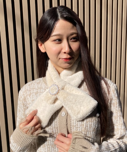 ｔｏｌｅｎｅ（トレネ）の「パール付きフェイクファーティペット（マフラー・レディース・ホワイト/ライトグレー/ブラック・ONE SIZE）」の9枚目の写真
