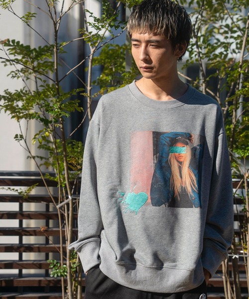 GALLIS ADDICTION(ガリスアディクション)の「GA PHOTO&刺繍CREW(スウェット・メンズ・ブラック系2/グレー/ブラック/ライトグレー・M/L)」の1枚目の写真