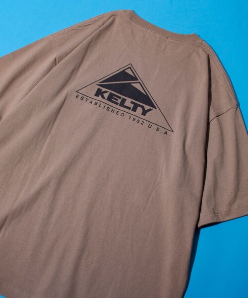KELTY(ケルティ)の「【限定展開】【KELTY×GLOSTER】別注 ケルティワンポイントワッペン バックプリントTシャツ(Tシャツ/カットソー・メンズ・アッシュグレー/ブラック/グレイッシュベージュ/ホワイト・S/M/L)」の1枚目の写真