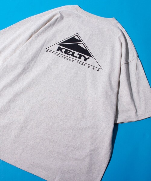 KELTY(ケルティ)の「【限定展開】【KELTY×GLOSTER】別注 ケルティワンポイントワッペン バックプリントTシャツ(Tシャツ/カットソー・メンズ・アッシュグレー/ブラック/グレイッシュベージュ/ホワイト・S/M/L)」の4枚目の写真