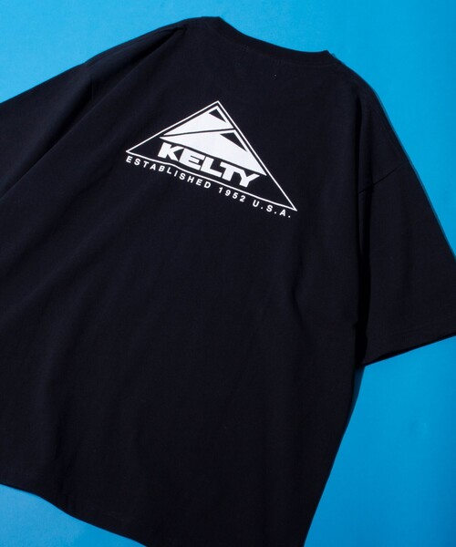 KELTY(ケルティ)の「【限定展開】【KELTY×GLOSTER】別注 ケルティワンポイントワッペン バックプリントTシャツ(Tシャツ/カットソー・メンズ・アッシュグレー/ブラック/グレイッシュベージュ/ホワイト・S/M/L)」の3枚目の写真