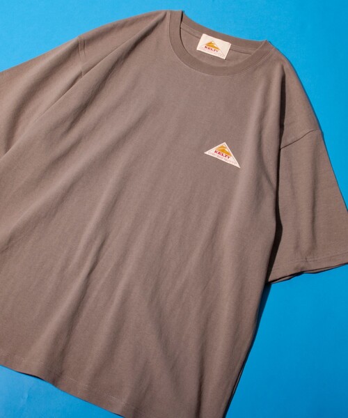 KELTY(ケルティ)の「【限定展開】【KELTY×GLOSTER】別注 ケルティワンポイントワッペン バックプリントTシャツ(Tシャツ/カットソー・メンズ・アッシュグレー/ブラック/グレイッシュベージュ/ホワイト・S/M/L)」の8枚目の写真