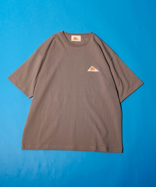 KELTY(ケルティ)の「【限定展開】【KELTY×GLOSTER】別注 ケルティワンポイントワッペン バックプリントTシャツ(Tシャツ/カットソー・メンズ・アッシュグレー/ブラック/グレイッシュベージュ/ホワイト・S/M/L)」の9枚目の写真
