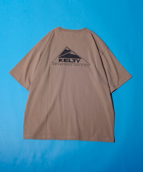 KELTY(ケルティ)の「【限定展開】【KELTY×GLOSTER】別注 ケルティワンポイントワッペン バックプリントTシャツ(Tシャツ/カットソー・メンズ・アッシュグレー/ブラック/グレイッシュベージュ/ホワイト・S/M/L)」の10枚目の写真