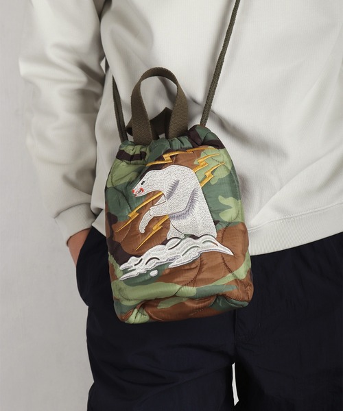 HOUSTON(ヒューストン)の「HOUSTON 刺繍 エフェクトバッグ (アラスカ 白熊 / 龍×虎)(ショルダーバッグ・メンズ・ブラック系その他/オリーブドラブ/グリーン系その他/ブラック/カモフラージュ/グリーン系カモフラージュ・FREE)」の1枚目の写真