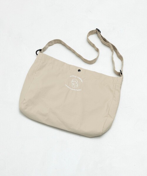 FREAK'S STORE(フリークスストア)の「tombonia/トムボニア 別注 ワンポイント ナイロン ショルダー バッグ(ショルダーバッグ・メンズ・ブラック/チャコールグレー/ベージュ・フリ-)」の3枚目の写真