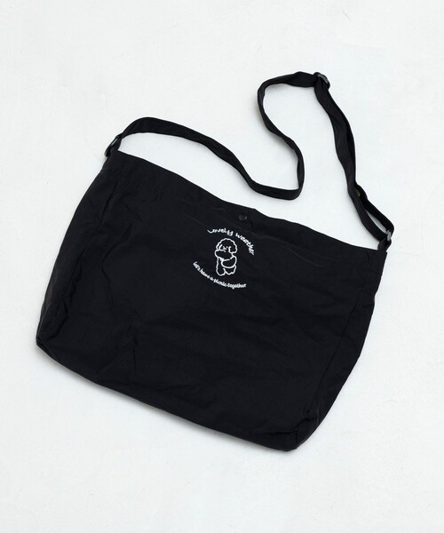 FREAK'S STORE(フリークスストア)の「tombonia/トムボニア 別注 ワンポイント ナイロン ショルダー バッグ(ショルダーバッグ・メンズ・ブラック/チャコールグレー/ベージュ・フリ-)」の2枚目の写真