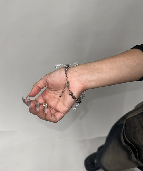 WHO'S WHO gallery（フーズフーギャラリー）の「リボンシルバーボールブレス（ブレスレット・レディース・オフホワイト/ブラック・FREE）」の3枚目の写真