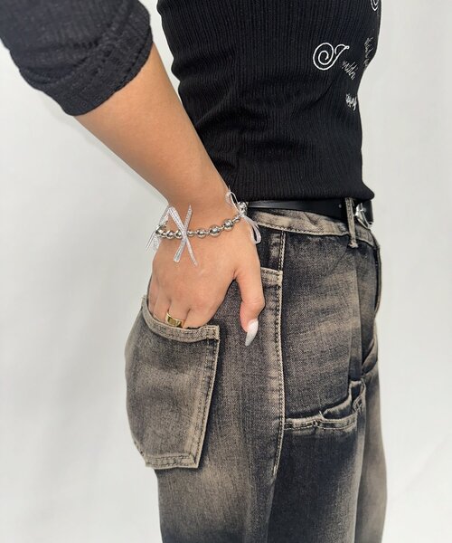 WHO'S WHO gallery（フーズフーギャラリー）の「リボンシルバーボールブレス（ブレスレット・レディース・オフホワイト/ブラック・FREE）」の4枚目の写真