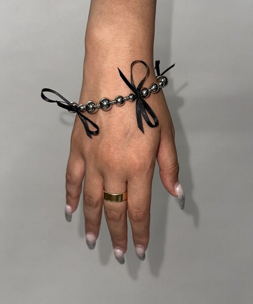 WHO'S WHO gallery（フーズフーギャラリー）の「リボンシルバーボールブレス（ブレスレット・レディース・オフホワイト/ブラック・FREE）」の6枚目の写真