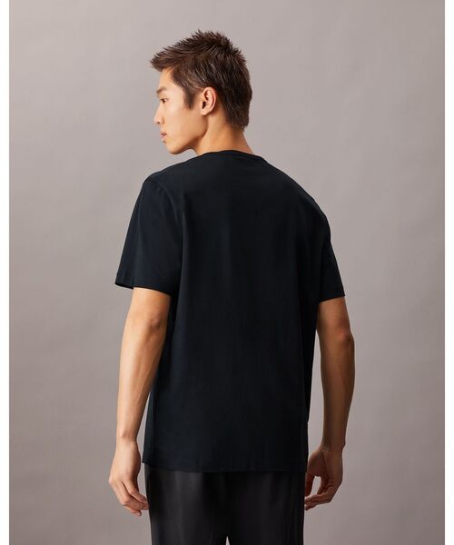 Calvin Klein（カルバン・クライン）の「Tシャツ - [Cha Eun-woo / チャ・ウヌ着用商品]クルーネックショートスリーブTシャツ（Tシャツ/カットソー・メンズ・レッド系その他/ブラック系/グレイッシュベージュ/アイボリー/ブラック・M/L/S/XS/XL）」の16枚目の写真