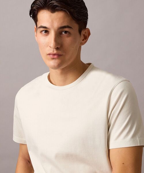 Calvin Klein（カルバン・クライン）の「Tシャツ - [Cha Eun-woo / チャ・ウヌ着用商品]クルーネックショートスリーブTシャツ（Tシャツ/カットソー・メンズ・レッド系その他/ブラック系/グレイッシュベージュ/アイボリー/ブラック・M/L/S/XS/XL）」の2枚目の写真