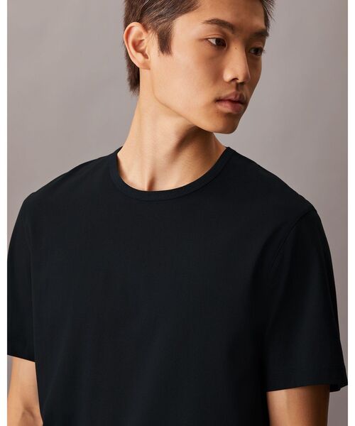 Calvin Klein（カルバン・クライン）の「Tシャツ - [Cha Eun-woo / チャ・ウヌ着用商品]クルーネックショートスリーブTシャツ（Tシャツ/カットソー・メンズ・レッド系その他/ブラック系/グレイッシュベージュ/アイボリー/ブラック・M/L/S/XS/XL）」の3枚目の写真