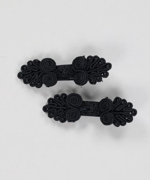 SPINNS（スピンズ）の「チャイナボタンモチーフヘアクリップ（バレッタ/ヘアクリップ・レディース・レッド/ホワイト/ブラック・ONESIZE）」の2枚目の写真