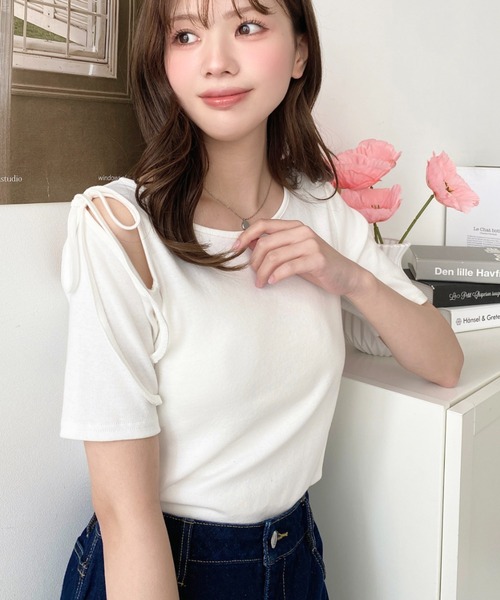 moment+（モーメントプラス）の「肩スリットリボン半袖リブトップス（Tシャツ/カットソー・レディース・ナチュラル/オフホワイト/ブラック/杢グレー/ホワイト系その他/ブラック系その他/ブルー系その他/アイボリー・M/L）」の2枚目の写真