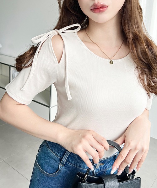 moment+（モーメントプラス）の「肩スリットリボン半袖リブトップス（Tシャツ/カットソー・レディース・ナチュラル/オフホワイト/ブラック/杢グレー/ホワイト系その他/ブラック系その他/ブルー系その他/アイボリー・M/L）」の3枚目の写真