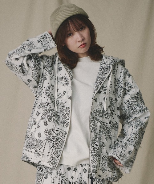 Universal Style Wear（ユニバーサルスタイルウェア）の「Universal Style Wear HAV-A-HANK ハバハンク パッチワーク フーディー（パーカー・メンズ・スミクロ/ホワイト/スモークピンク/グレイッシュブルー/グレー・X-LARGE/LARGE/MEDIUM）」の2枚目の写真