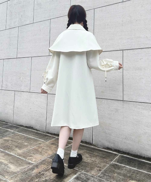 F i.n.t（フィント）の「袖レースアップケープトレンチ/fint　フィント（トレンチコート・レディース・アイボリー/ライトベージュ・FREE）」の11枚目の写真