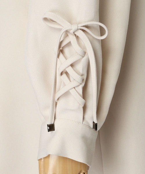 F i.n.t（フィント）の「袖レースアップケープトレンチ/fint　フィント（トレンチコート・レディース・アイボリー/ライトベージュ・FREE）」の22枚目の写真