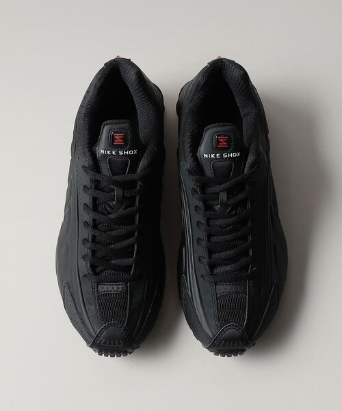NIKE(ナイキ)の「<NIKE>W SHOX R4(スニーカー・レディース・ブラック・24.5cm/24cm/23.5cm/25cm)」の3枚目の写真