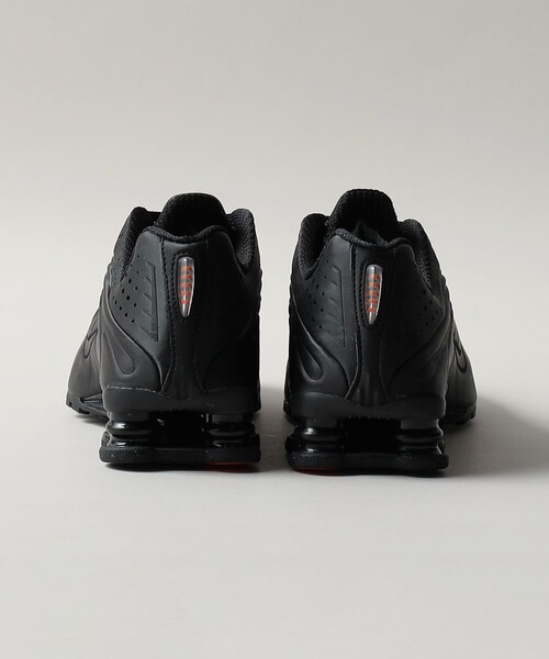 NIKE(ナイキ)の「<NIKE>W SHOX R4(スニーカー・レディース・ブラック・24.5cm/24cm/23.5cm/25cm)」の5枚目の写真