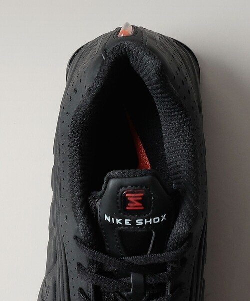 NIKE(ナイキ)の「<NIKE>W SHOX R4(スニーカー・レディース・ブラック・24.5cm/24cm/23.5cm/25cm)」の7枚目の写真
