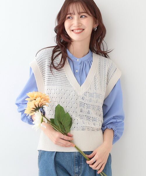 Cutie Blonde（キューティーブロンド）の「パッチワーク風 編み地切替えニットベスト（ベスト・レディース・オフホワイト/チャコールグレー・00）」の2枚目の写真