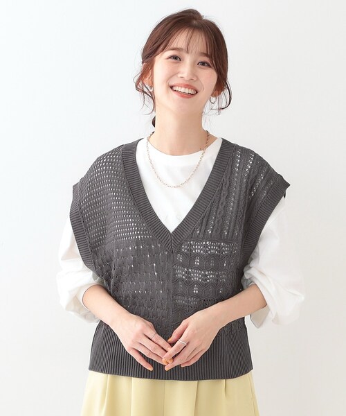 Cutie Blonde（キューティーブロンド）の「パッチワーク風 編み地切替えニットベスト（ベスト・レディース・オフホワイト/チャコールグレー・00）」の7枚目の写真